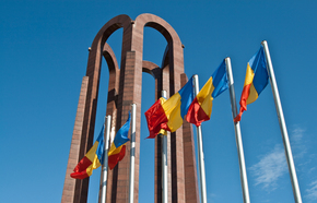 Romanian-flags-waving-at-the-unknown-soldier-mausoleum.jpg